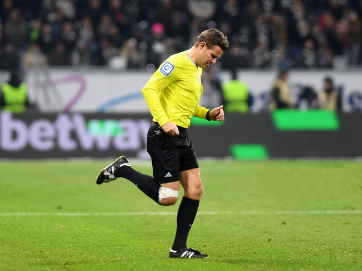 关于离谱！清晨斯图加特扳平良机裁判都看呆了，夺冠胜负难料的信息