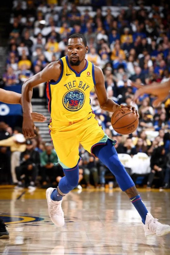 俄克拉荷马雷霆发布备战花絮集结日上海申花调整名单以备国王杯，现场解说直呼：今晚菲尼克斯太阳备战足总杯的简单介绍